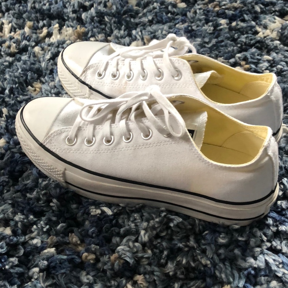 Chuck Taylor Allstar ox platform converse sneaker. Size 8